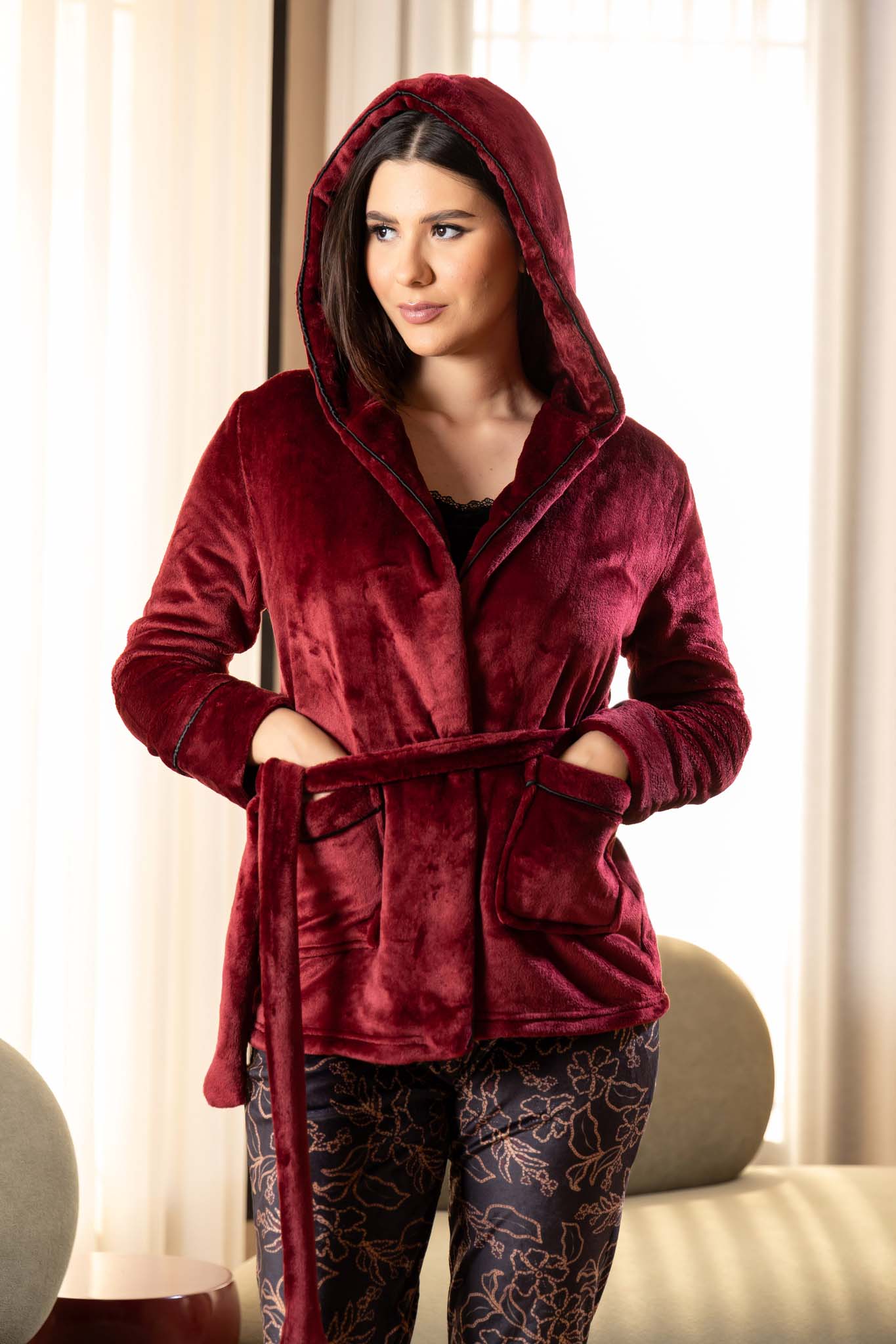 سترة دافئة من المخمل بغطاء للرأس وبنطلون استرخاء بطبعة زهور داكنة.