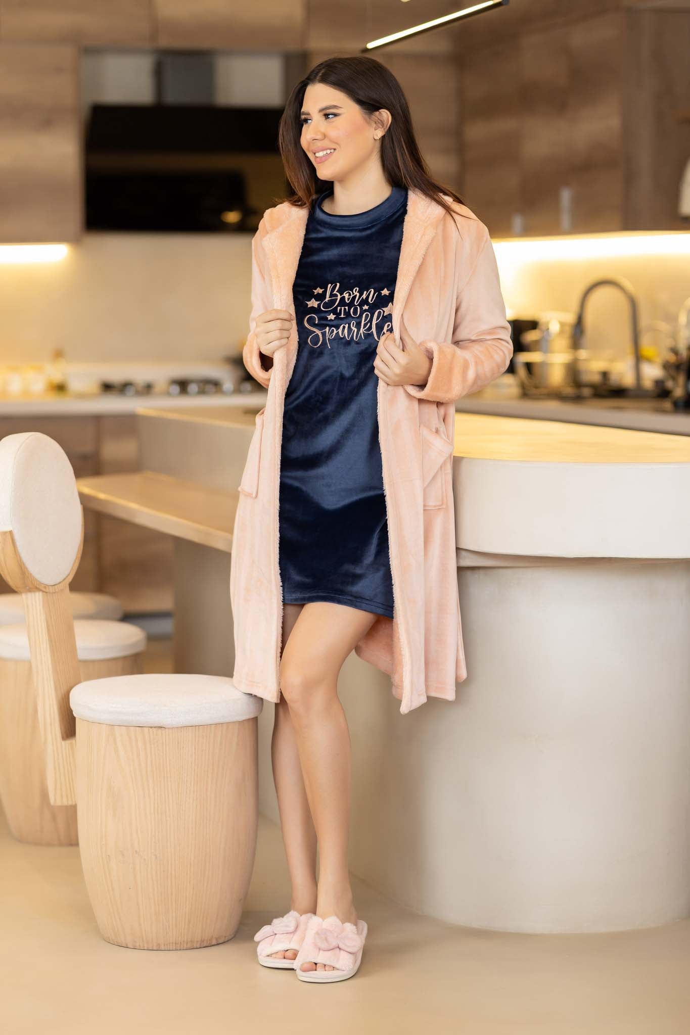 رداء طويل من القطيفة فوق قميص نوم مخملي جرافيكي من أجل Sparkle.