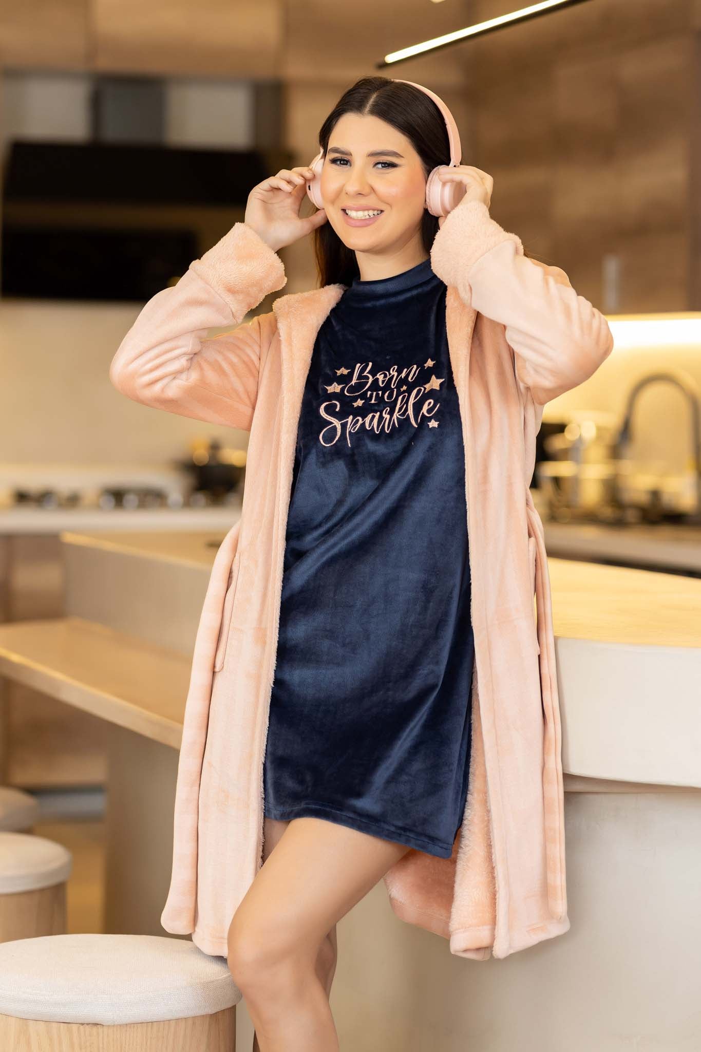 رداء طويل من القطيفة فوق قميص نوم مخملي جرافيكي من أجل Sparkle.