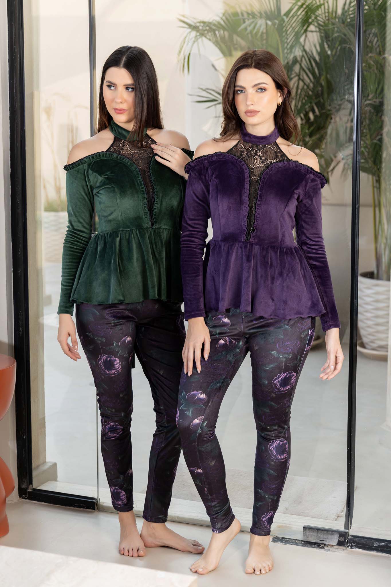 مجموعة ملابس نوم مريحة بطبعة زهور وجزء علوي من الببلوم مكشوف الكتفين.