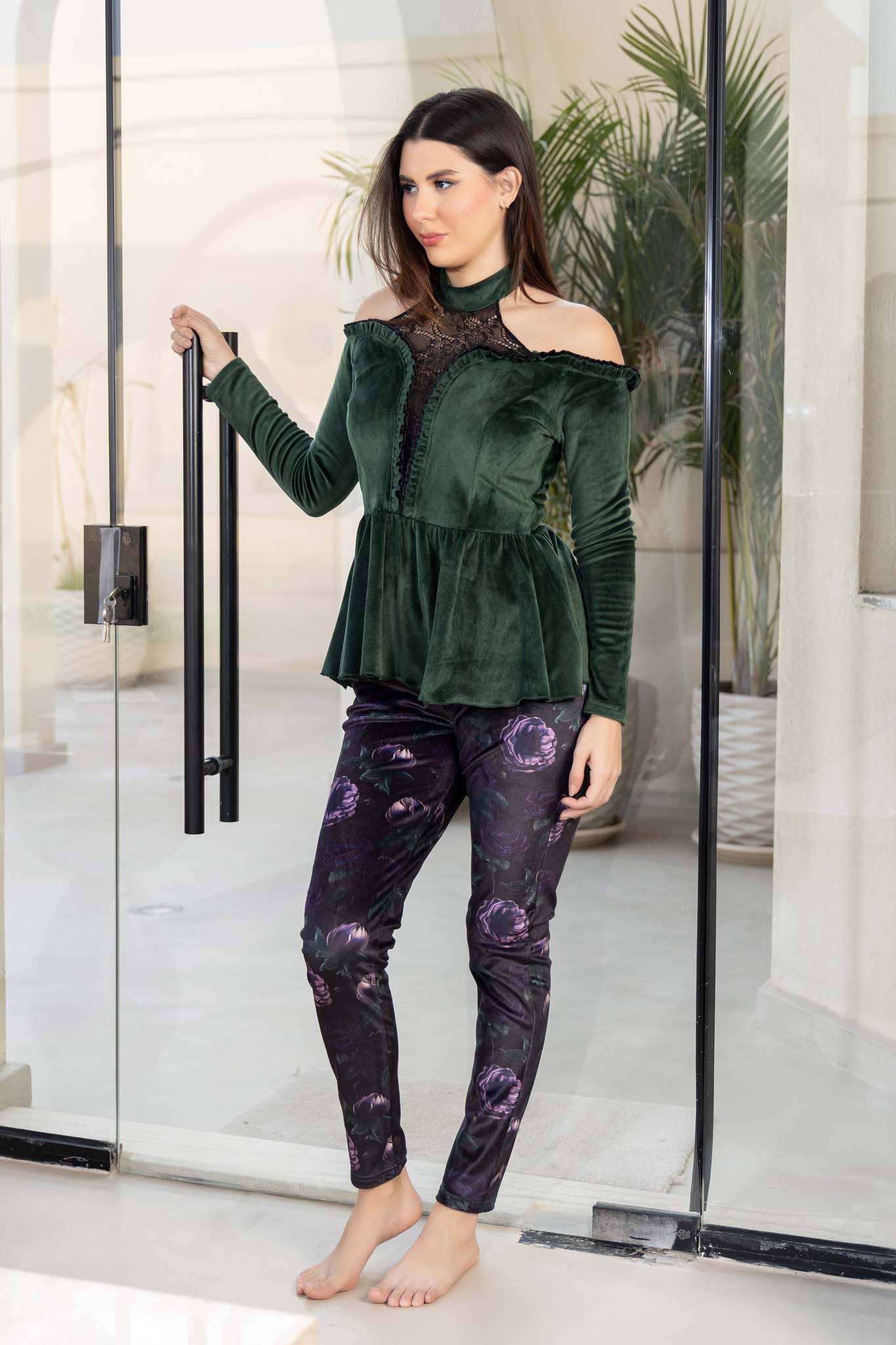 مجموعة ملابس نوم مريحة بطبعة زهور وجزء علوي من الببلوم مكشوف الكتفين.