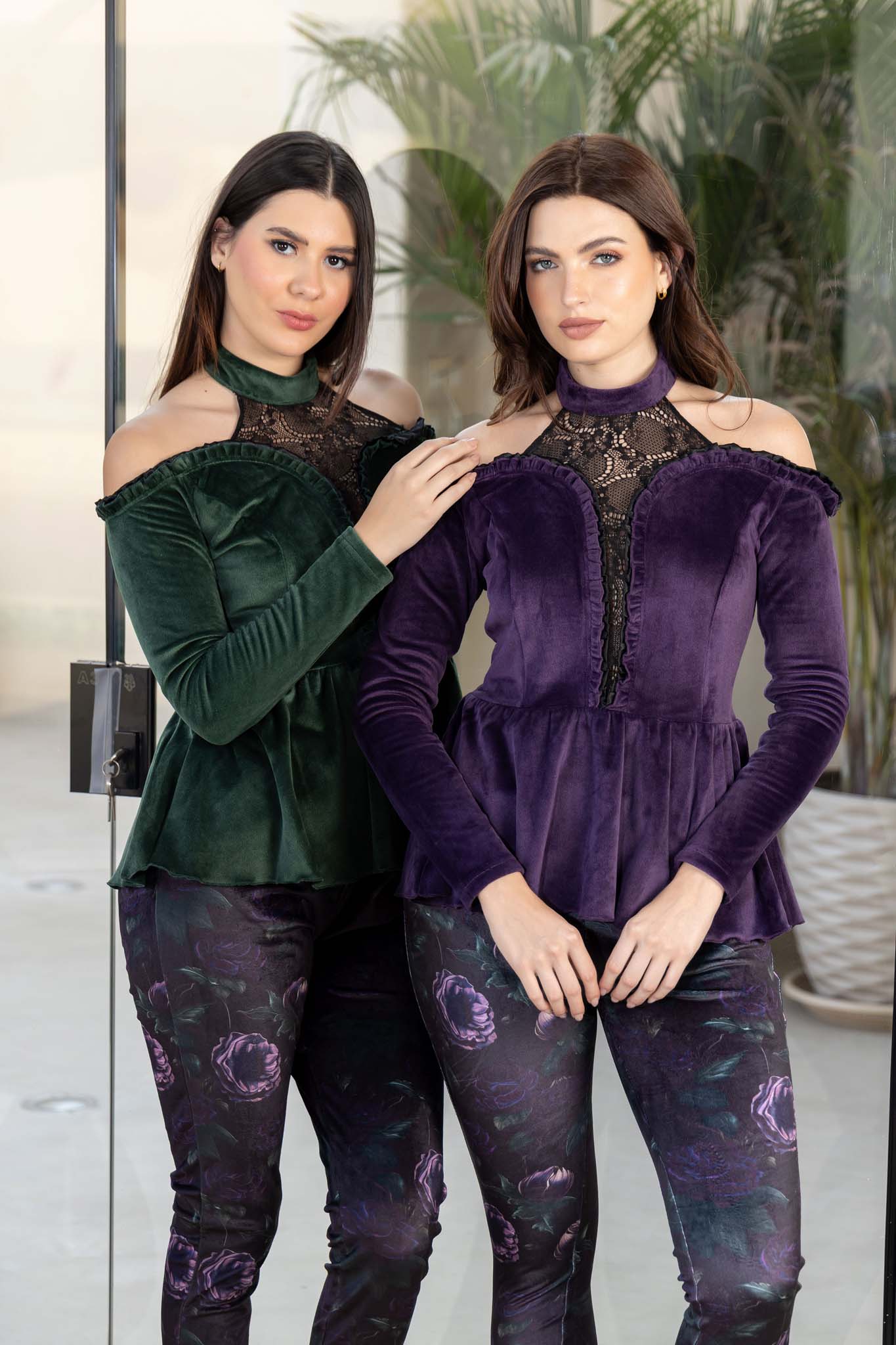 مجموعة ملابس نوم مريحة بطبعة زهور وجزء علوي من الببلوم مكشوف الكتفين.