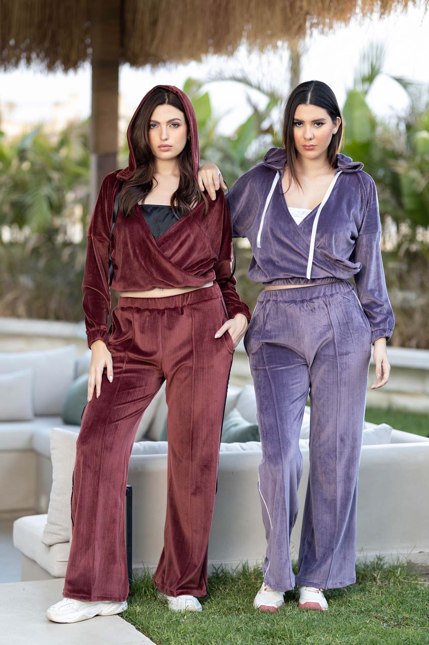 مجموعة مريحة من هودي مخملي رياضي قصير وبدلة رياضية واسعة الساق.