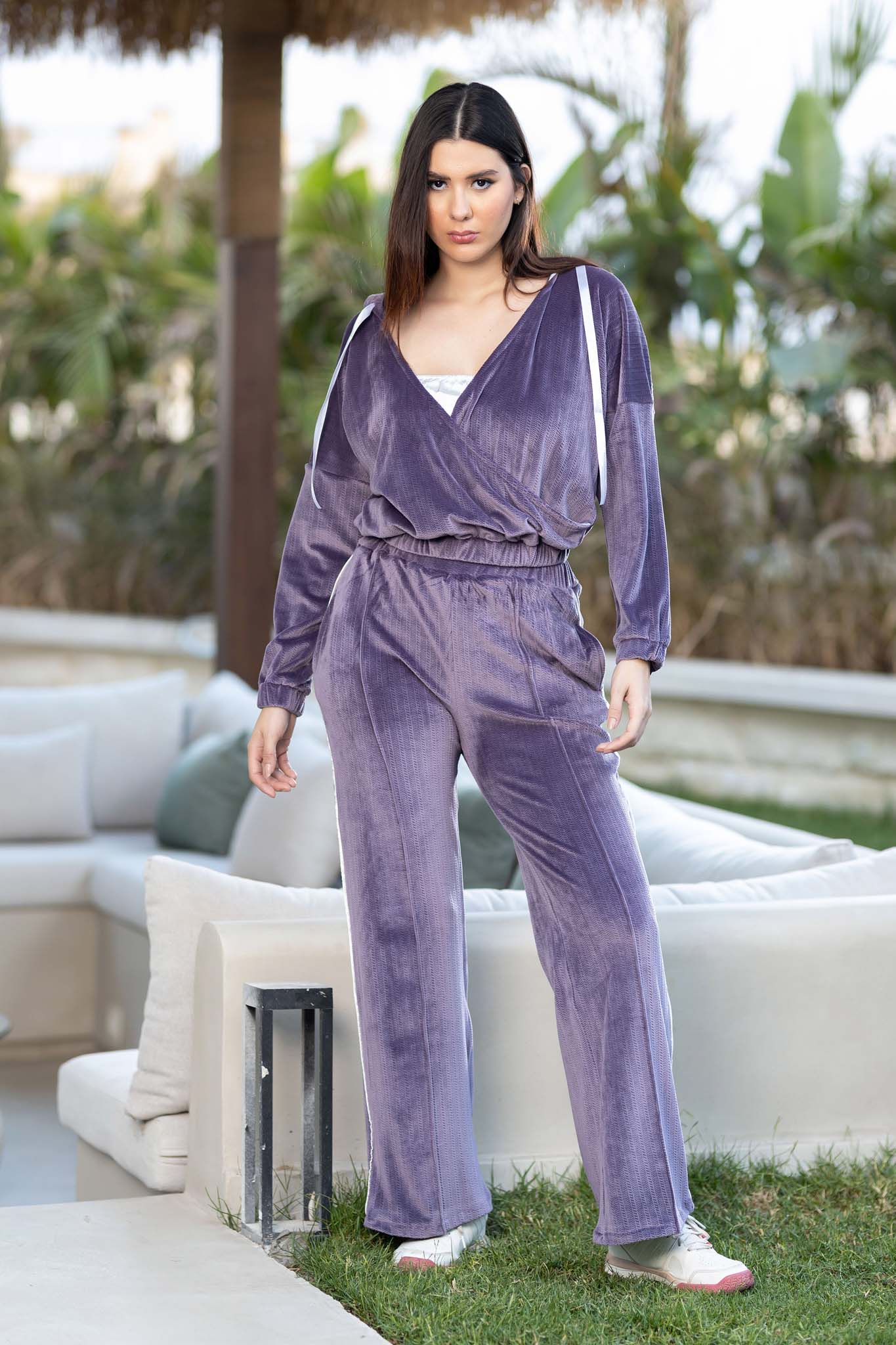 مجموعة مريحة من هودي مخملي رياضي قصير وبدلة رياضية واسعة الساق.