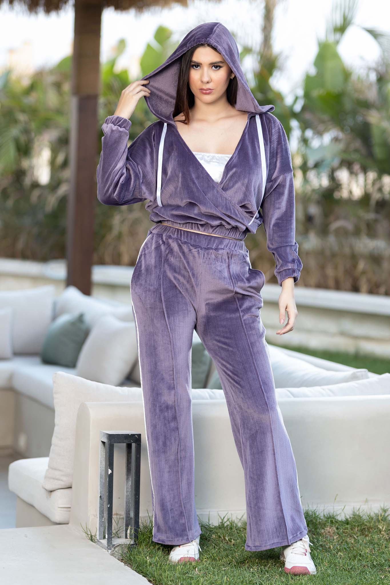 مجموعة مريحة من هودي مخملي رياضي قصير وبدلة رياضية واسعة الساق.