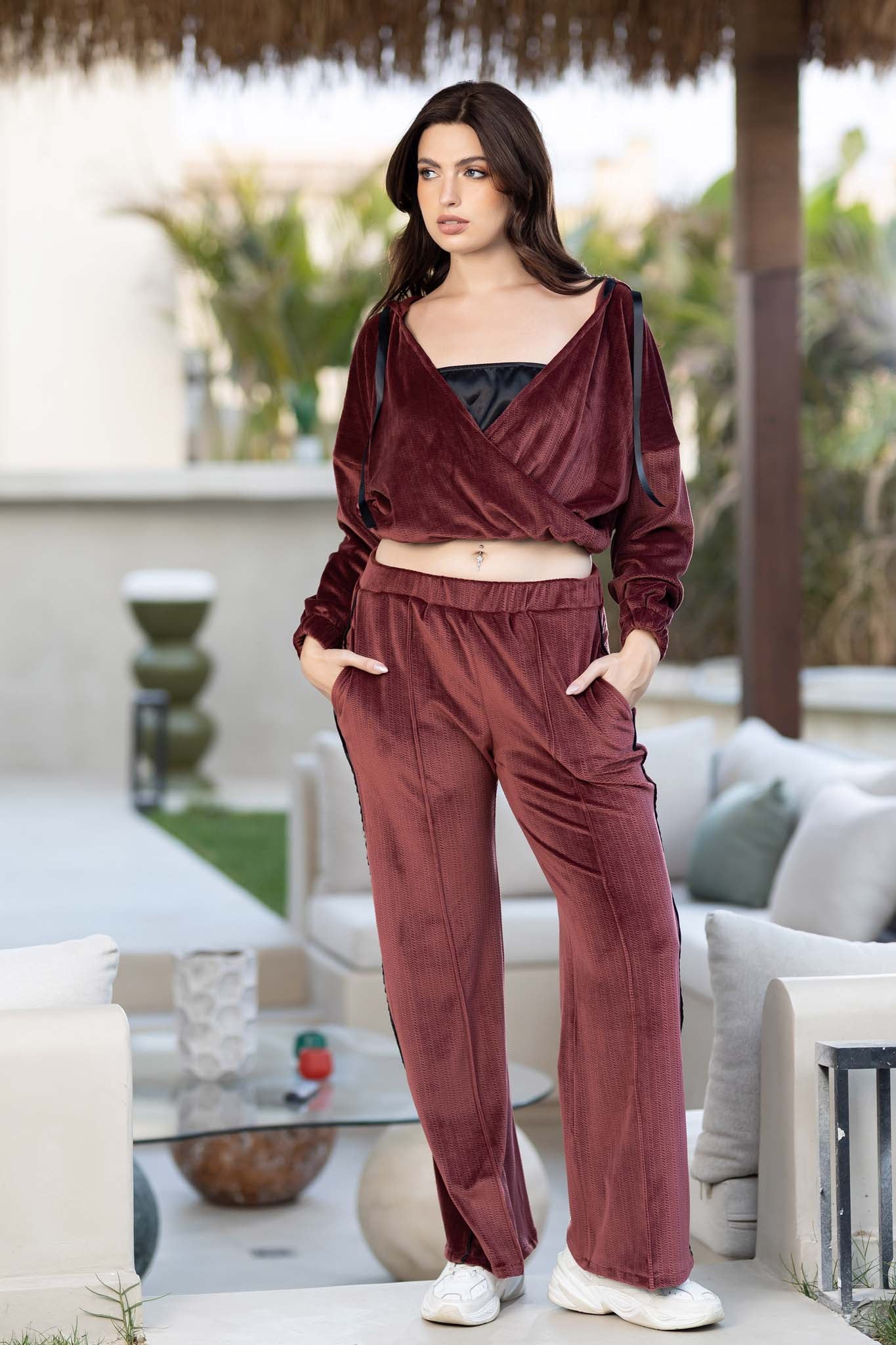 Sporty Velvet Cropped Hoodie and Wide-Leg Tracksuit Comfort Set.