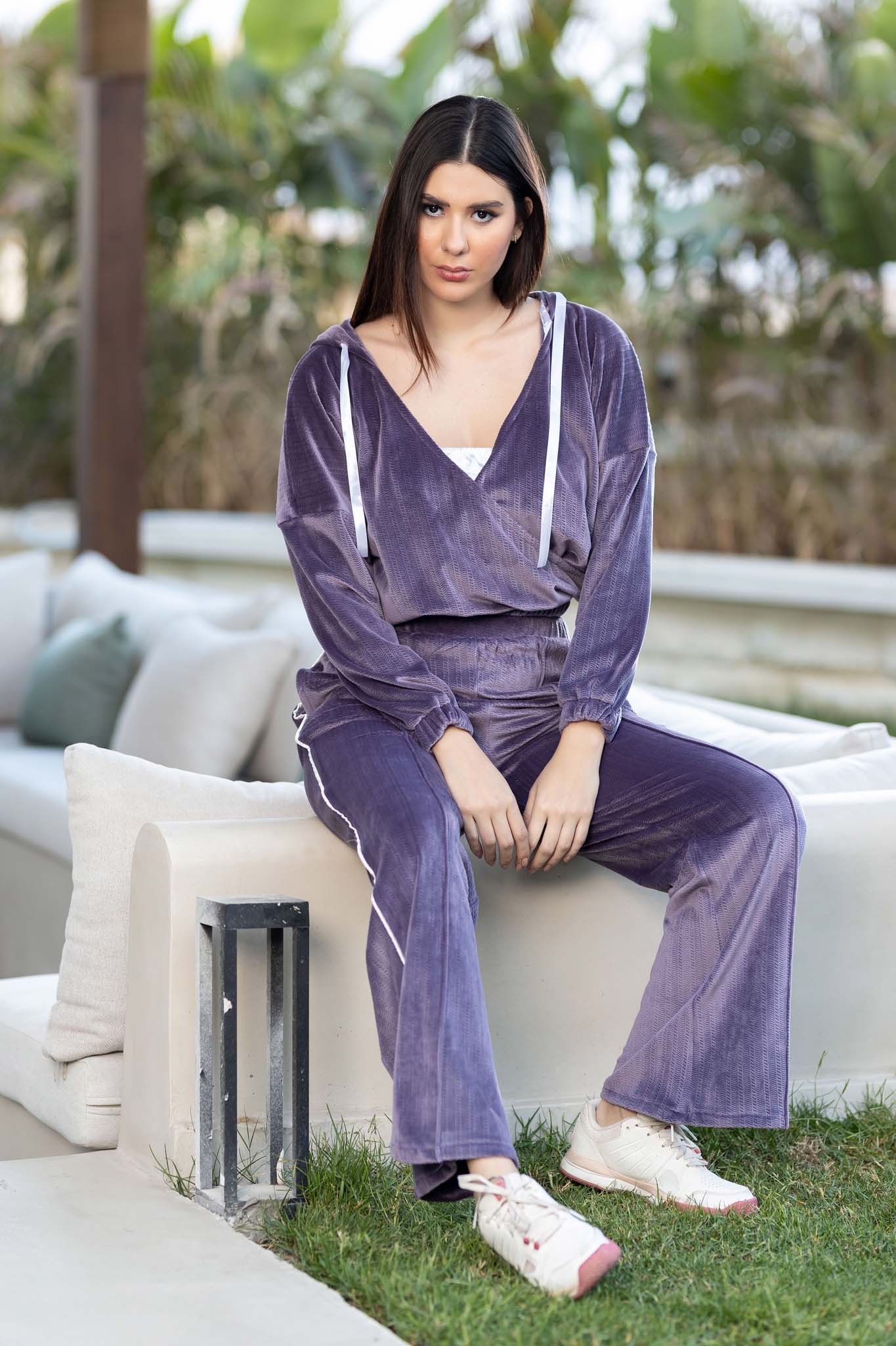 مجموعة مريحة من هودي مخملي رياضي قصير وبدلة رياضية واسعة الساق.