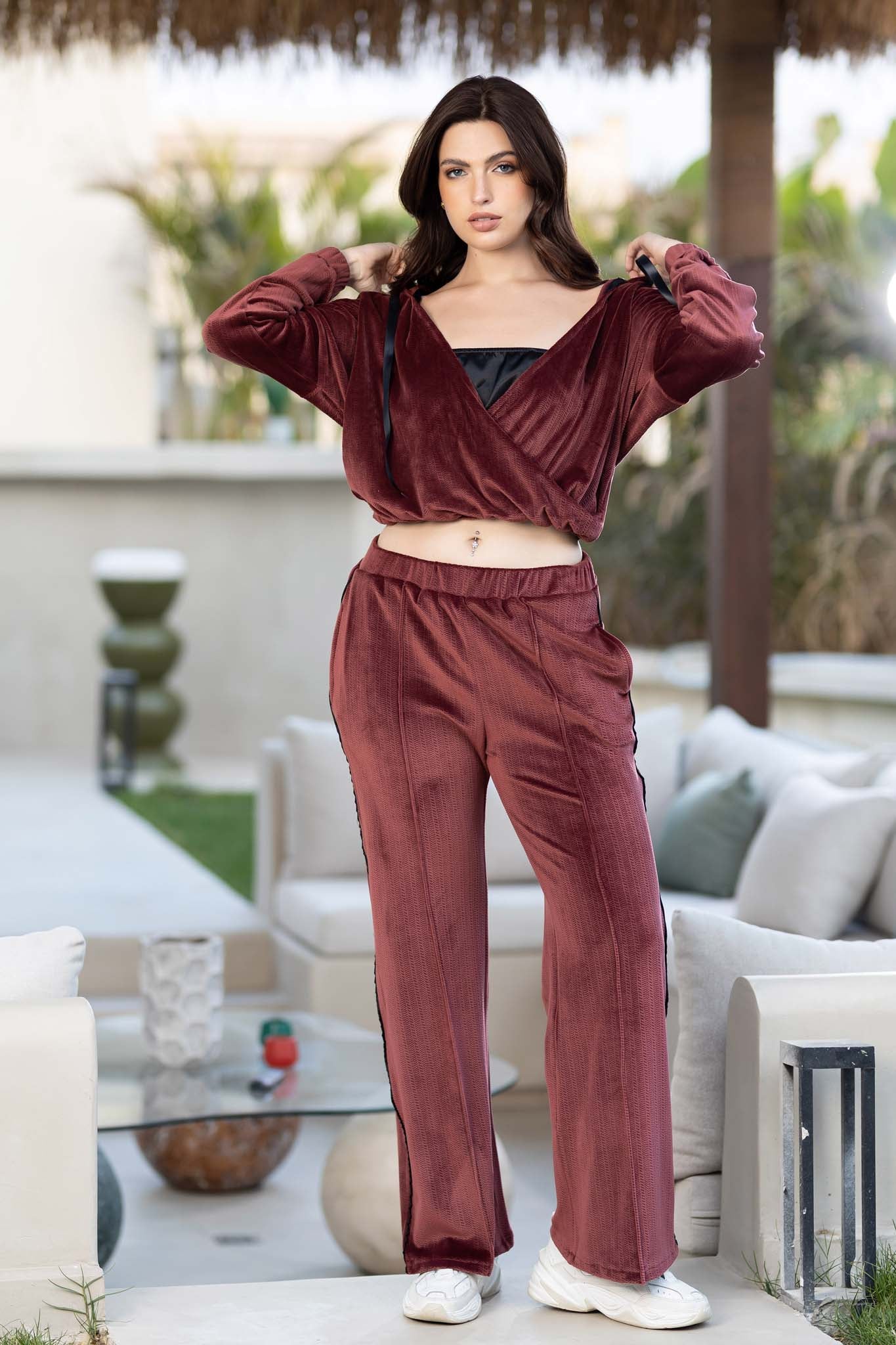 Sporty Velvet Cropped Hoodie and Wide-Leg Tracksuit Comfort Set.