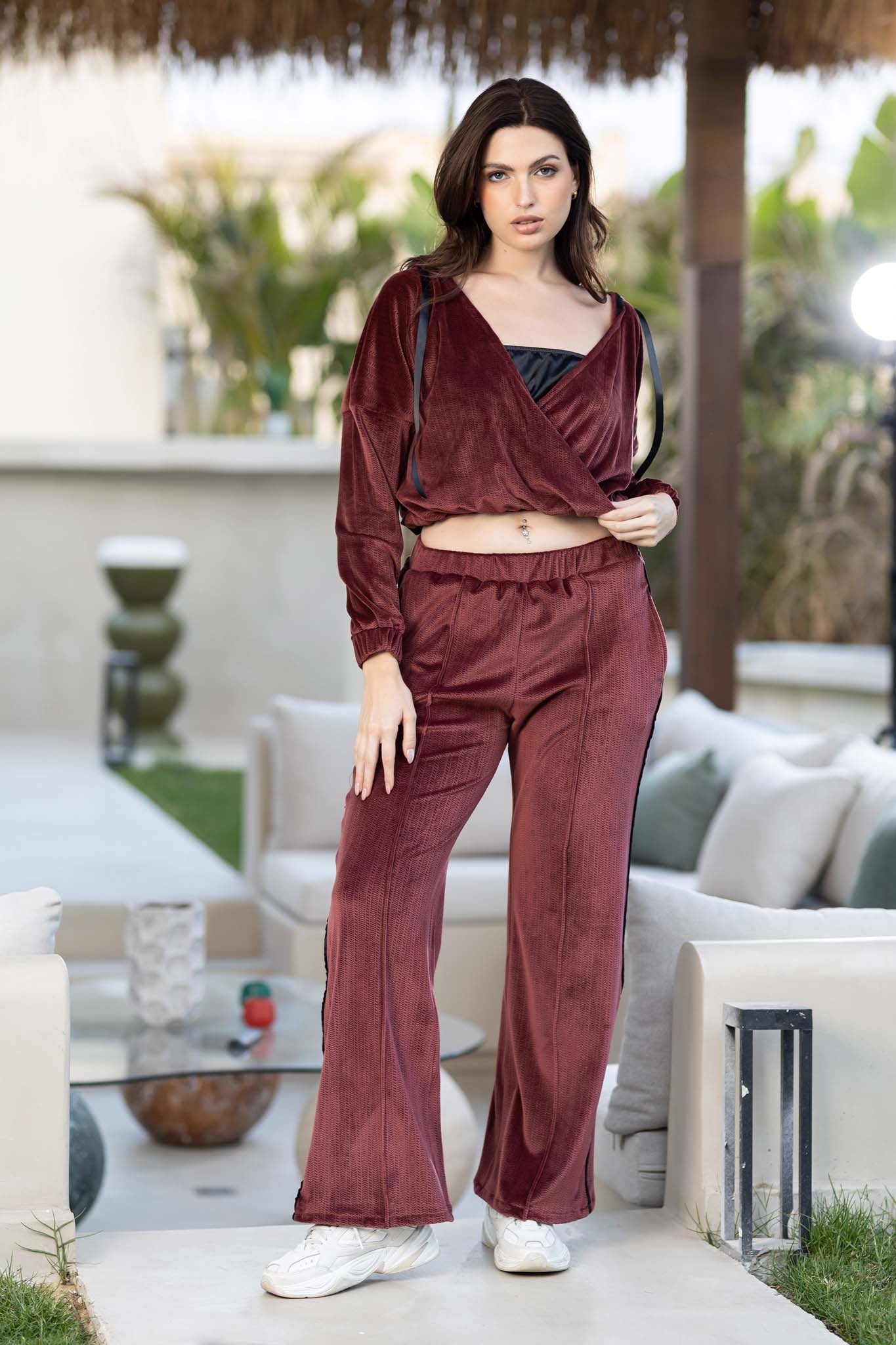 مجموعة مريحة من هودي مخملي رياضي قصير وبدلة رياضية واسعة الساق.