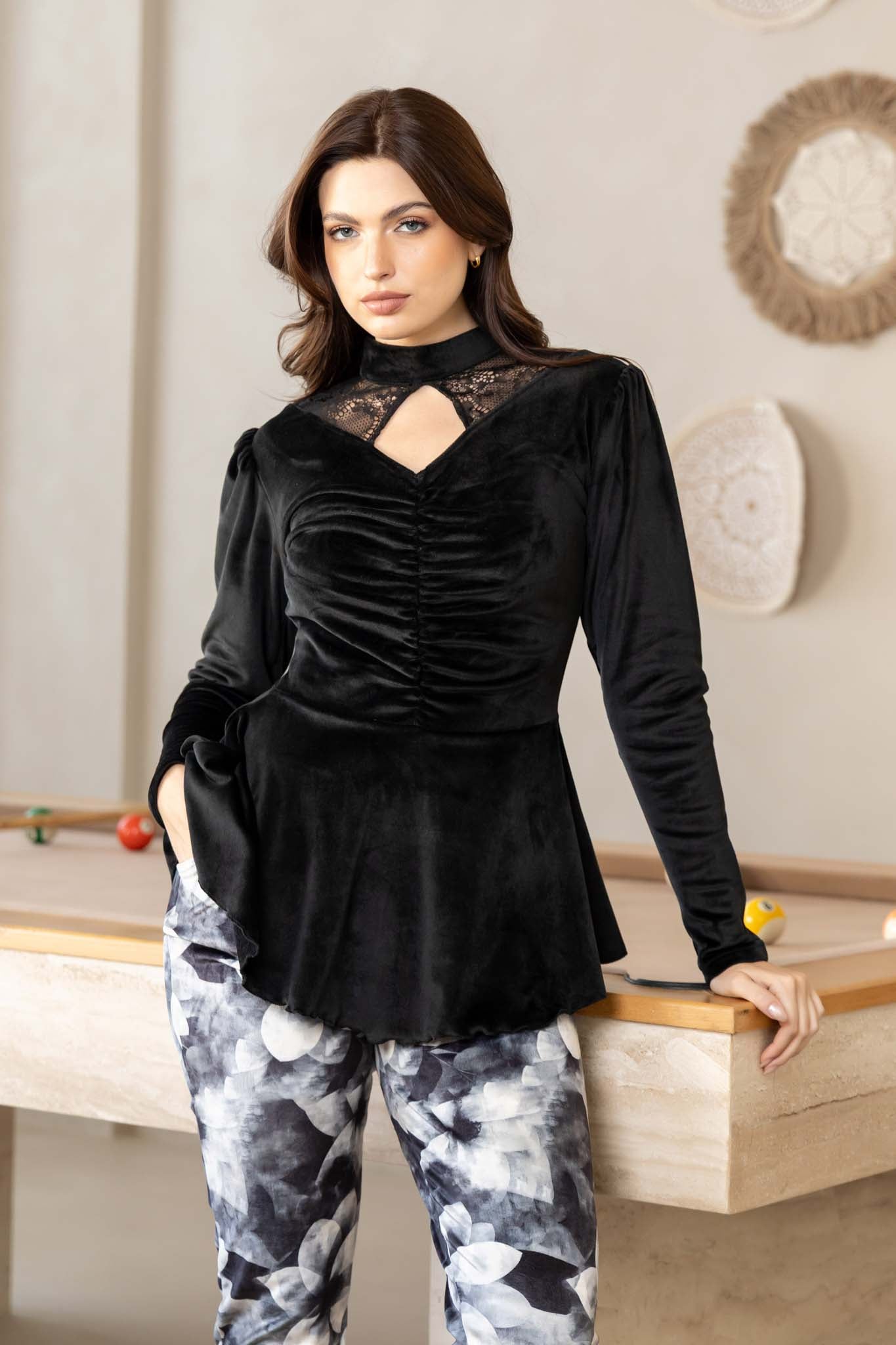 بلوزة ببلوم مخملية مجعدة مع تفاصيل دانتيل حول الرقبة، ملابس مريحة.