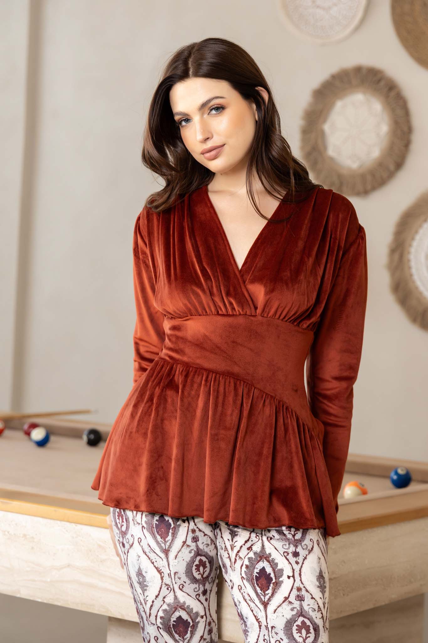 مجموعة مريحة من بلوزة مخملية صدئة بفتحة على شكل حرف V ونمط دمشقي.