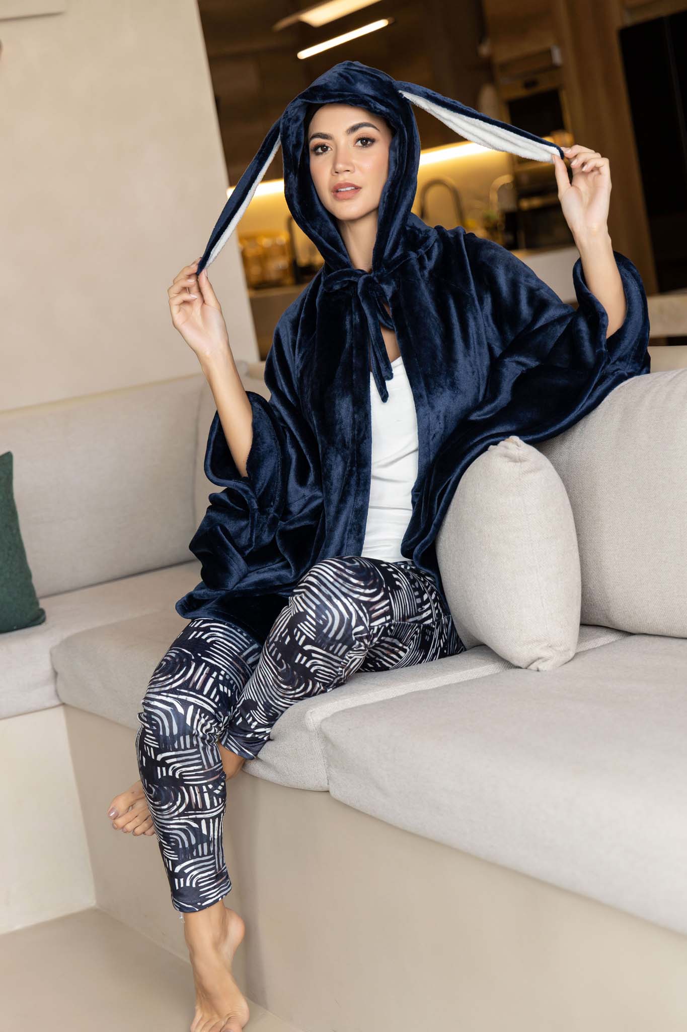 عباءة بونشو مخملية مريحة مع آذان أرنب وملابس نوم مطبوعة بشكل مرح.