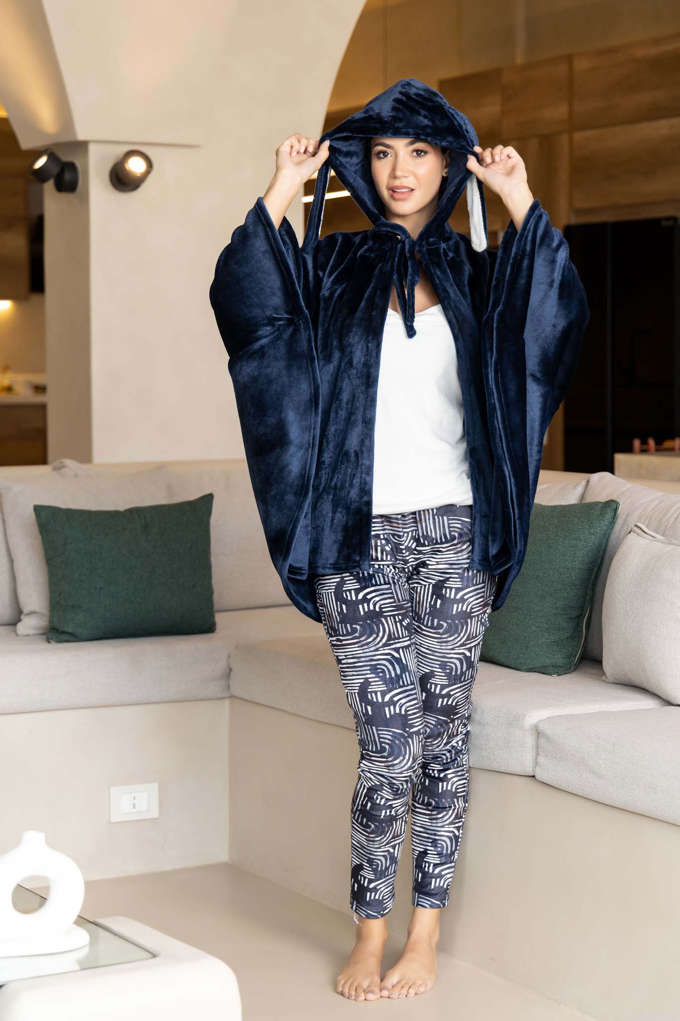 عباءة بونشو مخملية مريحة مع آذان أرنب وملابس نوم مطبوعة بشكل مرح.