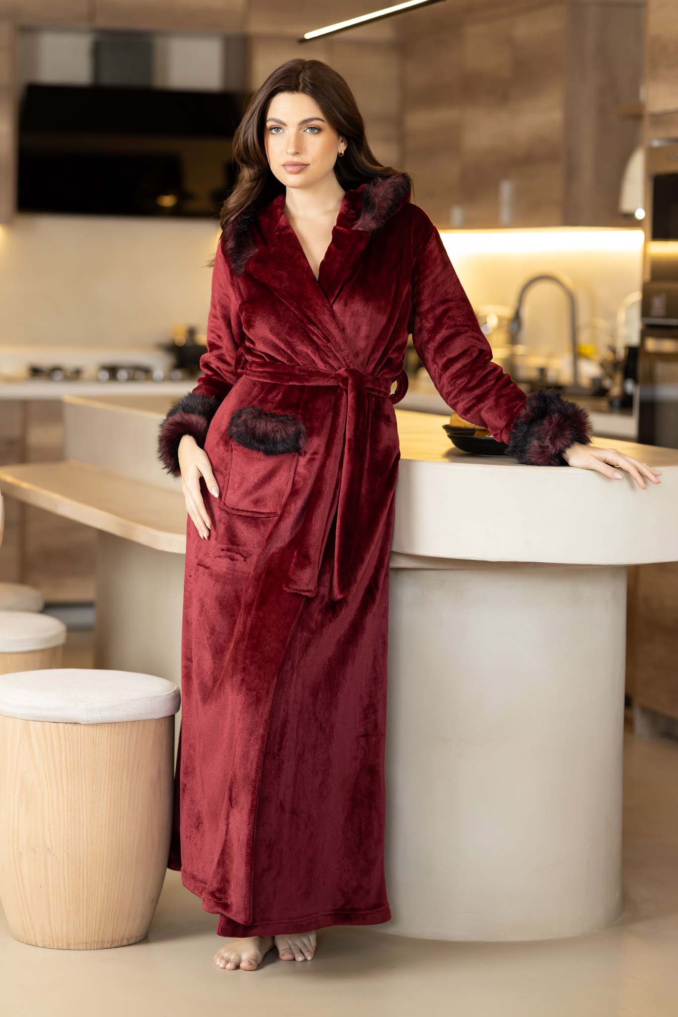 رداء فاخر طويل من الفرو الصناعي مع غطاء للرأس لأمسيات الشتاء الأنيقة.