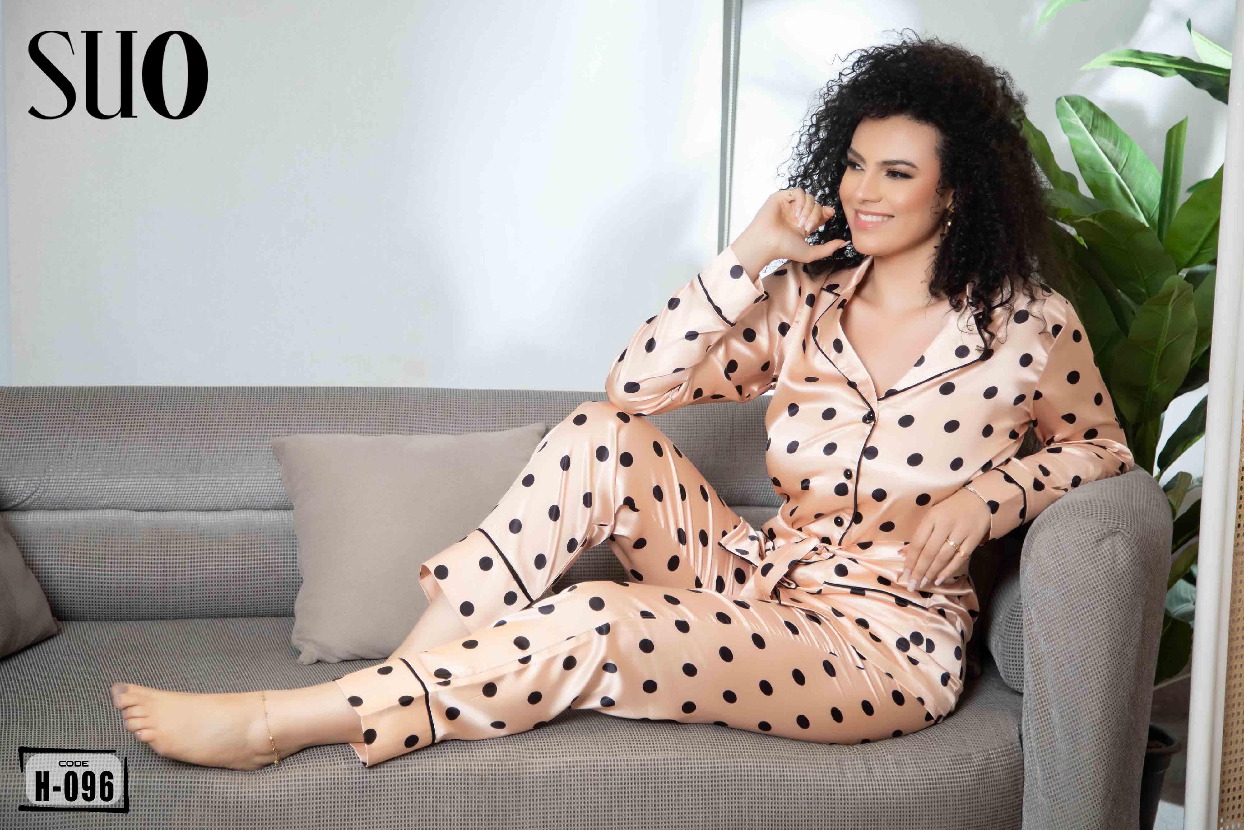 بيجامة ساتانية مطبوعة بنقاط من قطعتين