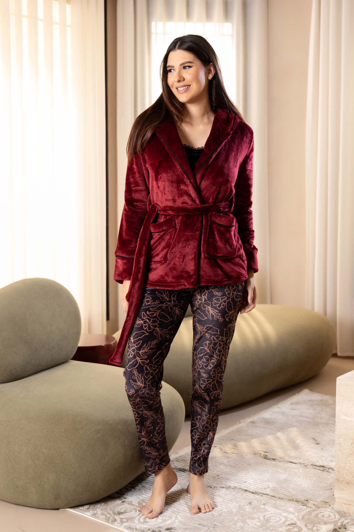سترة دافئة من المخمل بغطاء للرأس وبنطلون استرخاء بطبعة زهور داكنة.