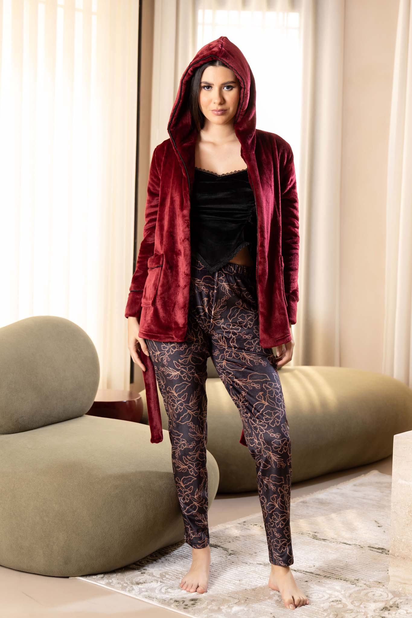 سترة دافئة من المخمل بغطاء للرأس وبنطلون استرخاء بطبعة زهور داكنة.