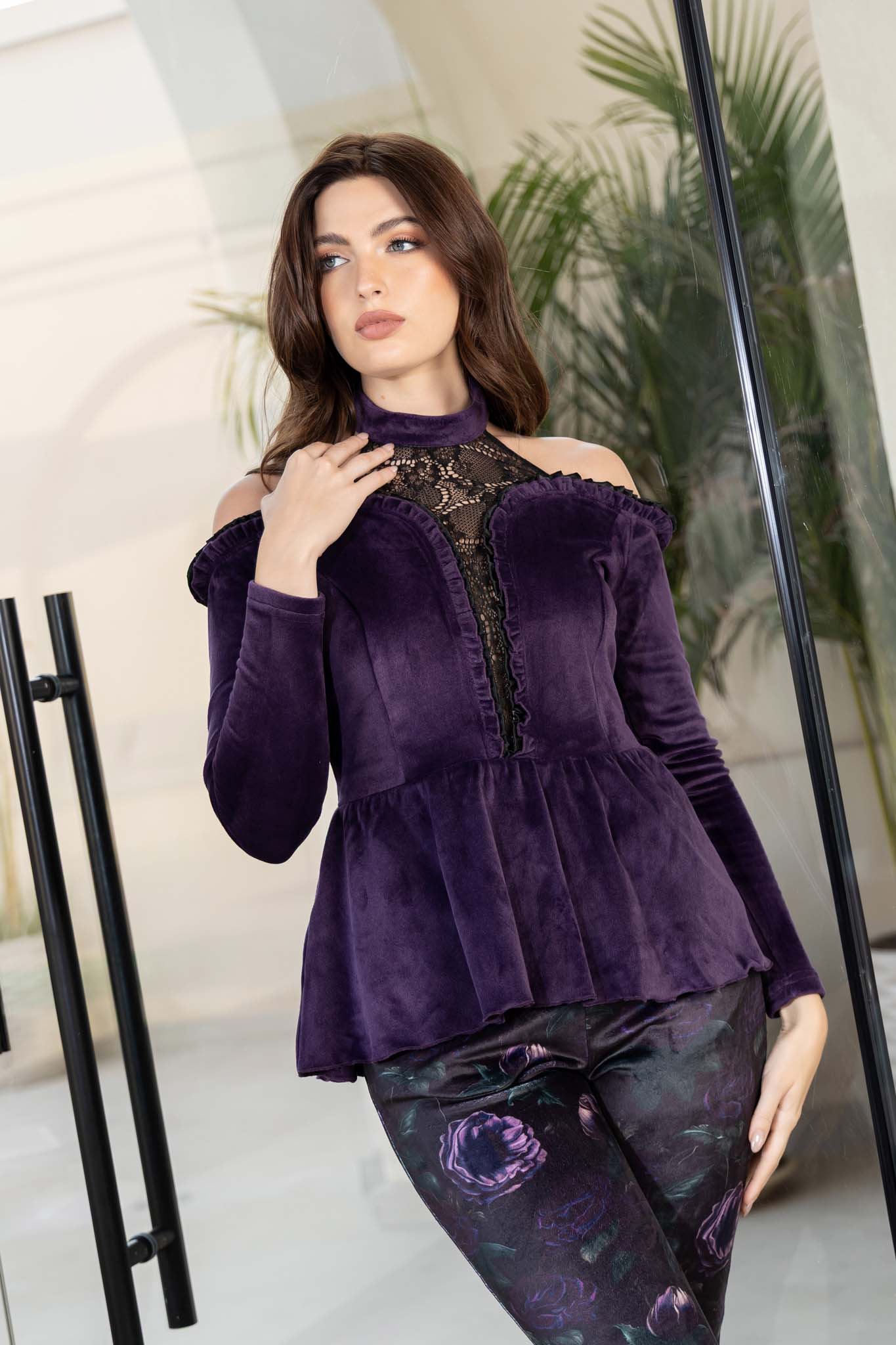 مجموعة ملابس نوم مريحة بطبعة زهور وجزء علوي من الببلوم مكشوف الكتفين.