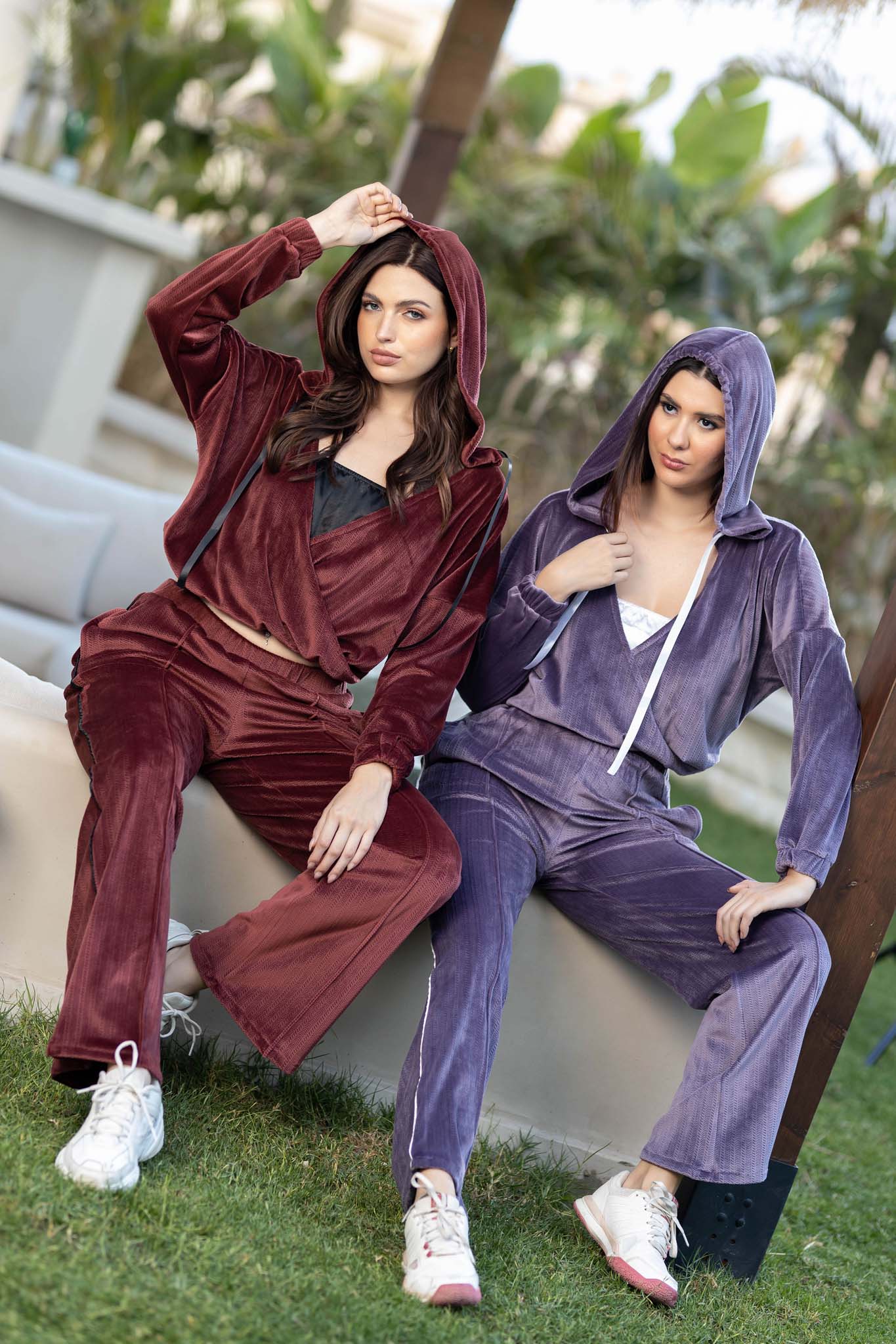 مجموعة مريحة من هودي مخملي رياضي قصير وبدلة رياضية واسعة الساق.