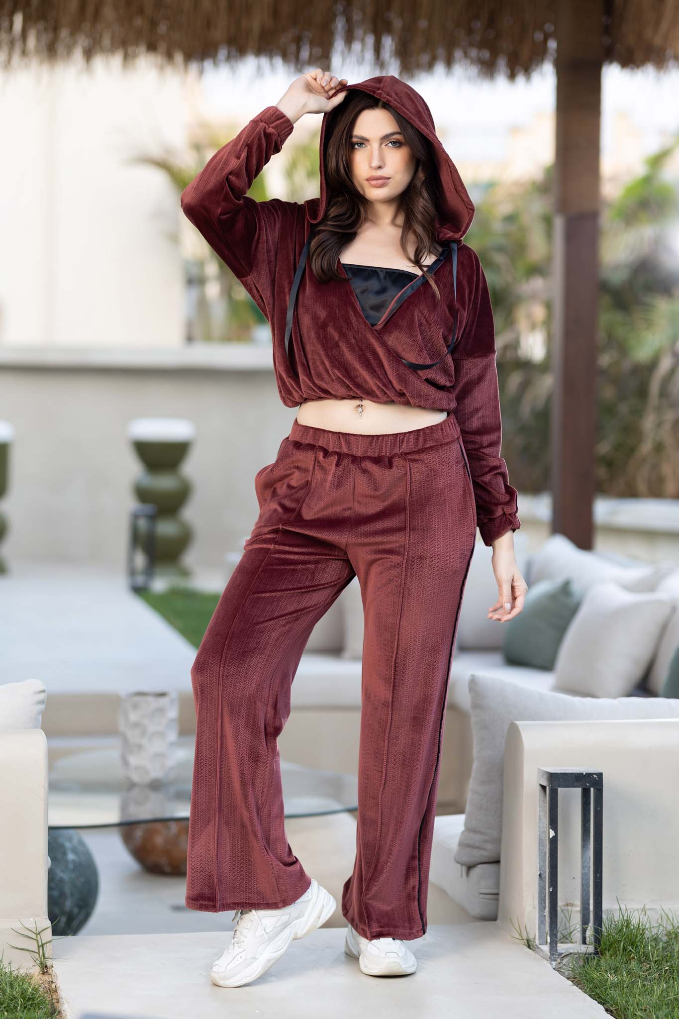 مجموعة مريحة من هودي مخملي رياضي قصير وبدلة رياضية واسعة الساق.