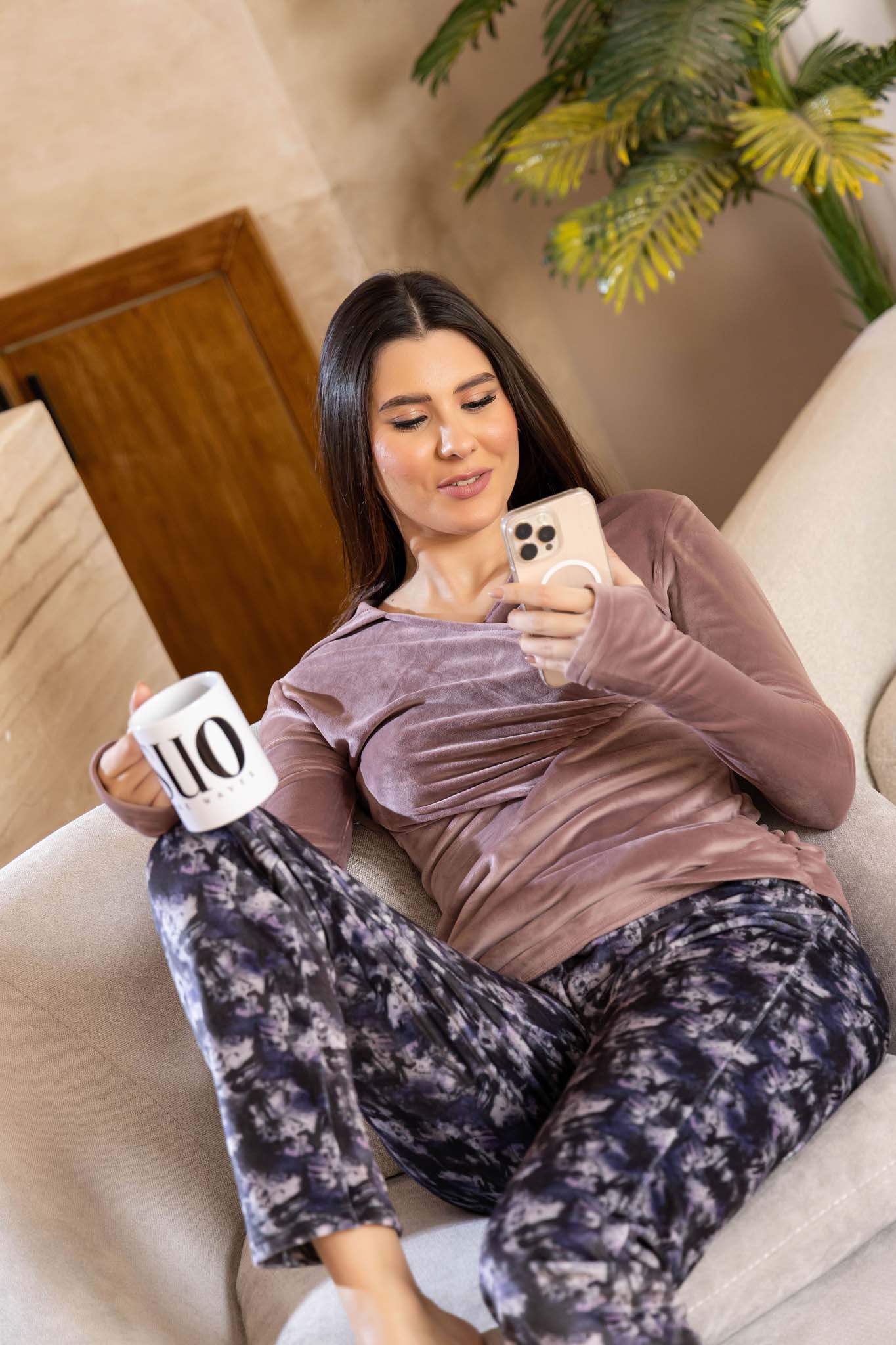 ملابس نوم مريحة بغطاء رأس متقاطع وبنطلون بطبعة تجريدية.