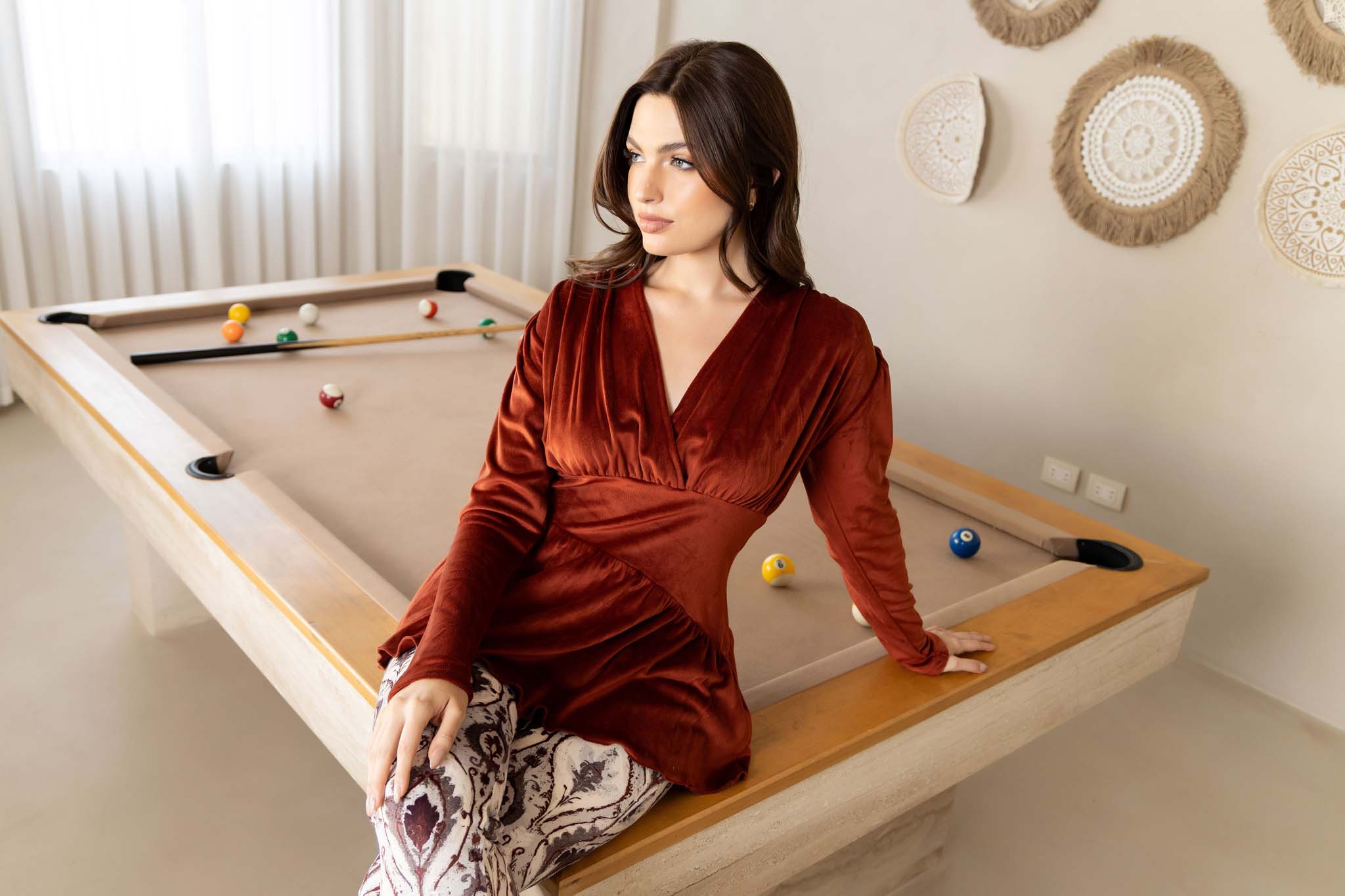 مجموعة مريحة من بلوزة مخملية صدئة بفتحة على شكل حرف V ونمط دمشقي.