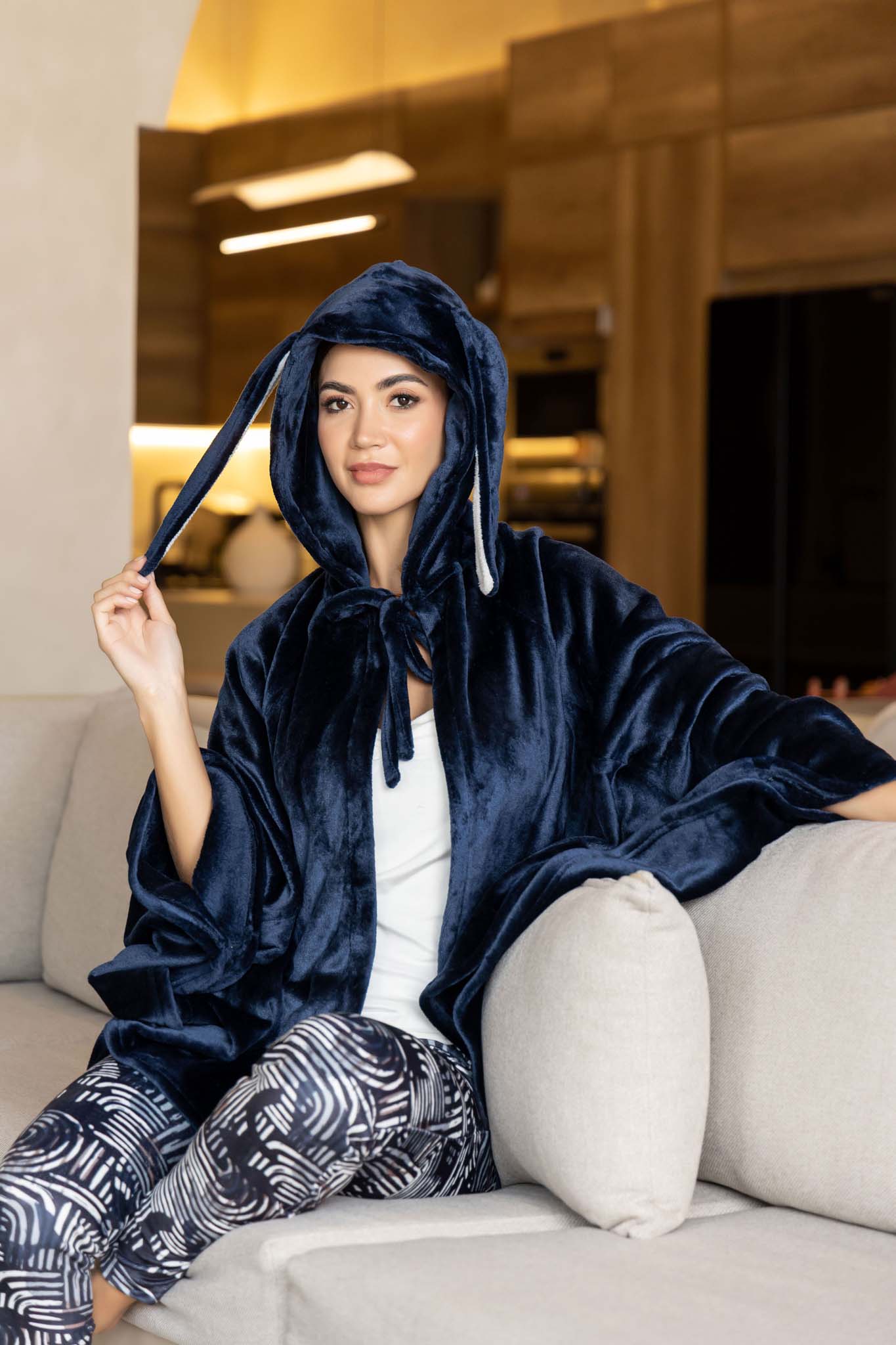 عباءة بونشو مخملية مريحة مع آذان أرنب وملابس نوم مطبوعة بشكل مرح.