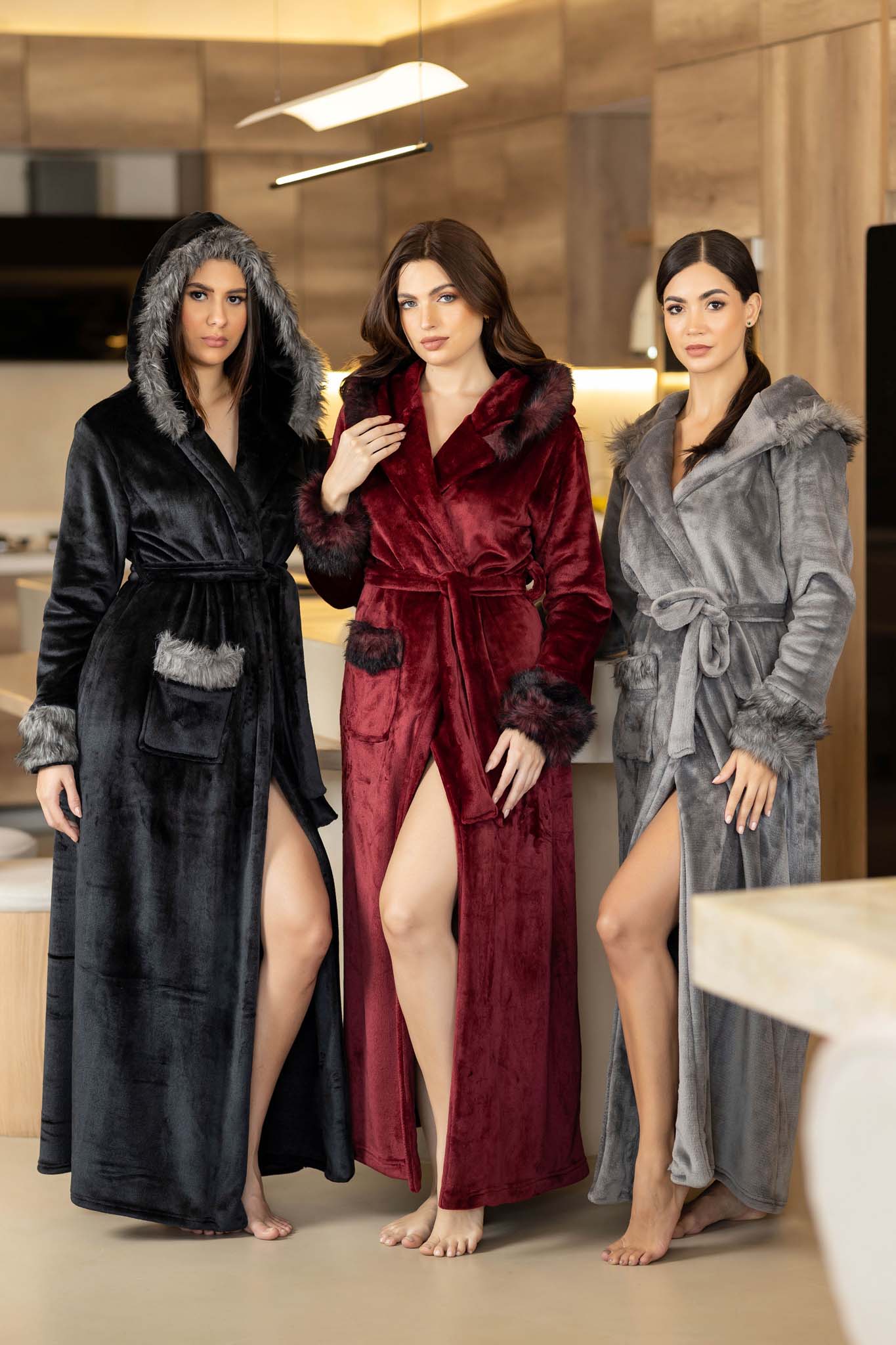 رداء فاخر طويل من الفرو الصناعي مع غطاء للرأس لأمسيات الشتاء الأنيقة.