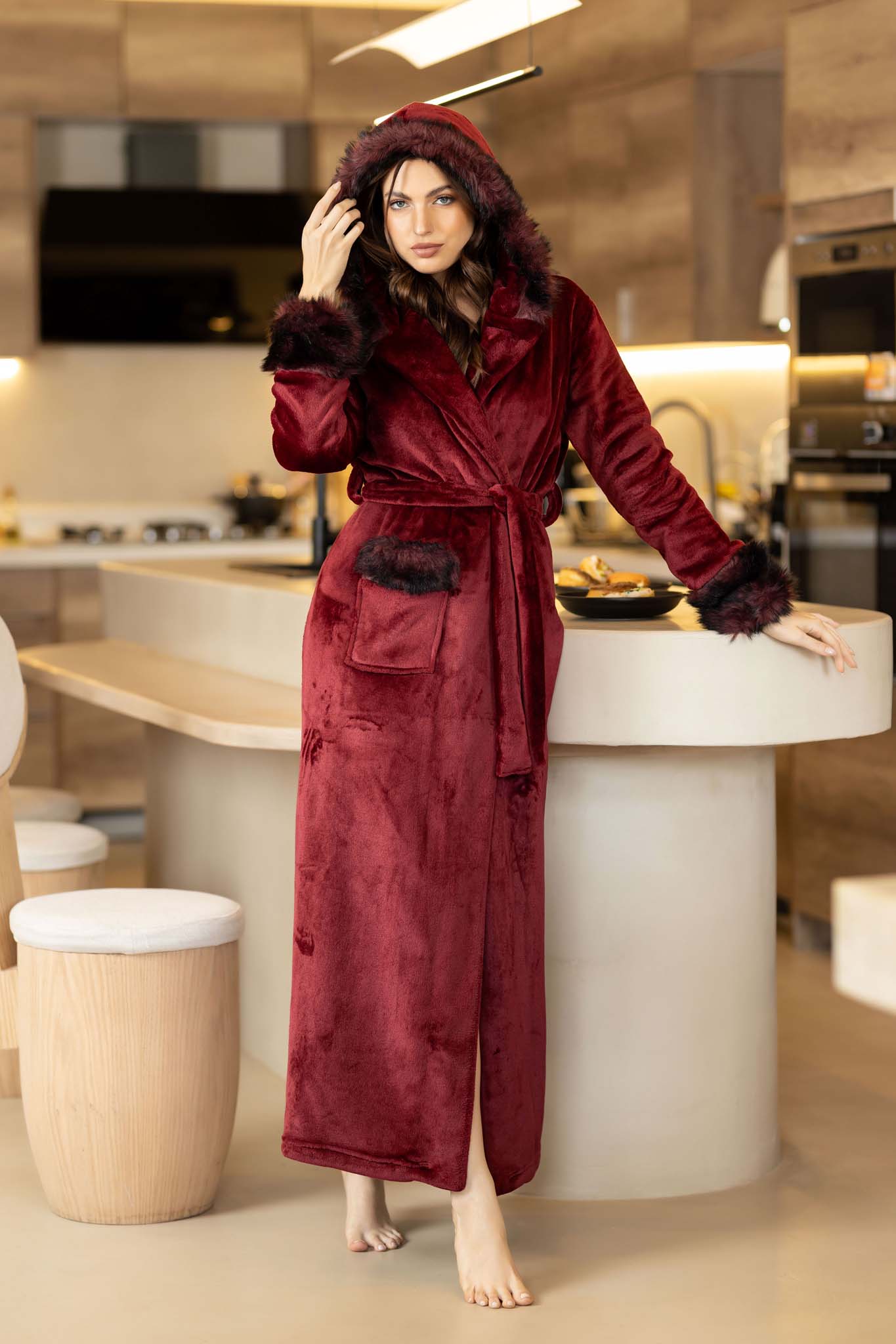 رداء فاخر طويل من الفرو الصناعي مع غطاء للرأس لأمسيات الشتاء الأنيقة.