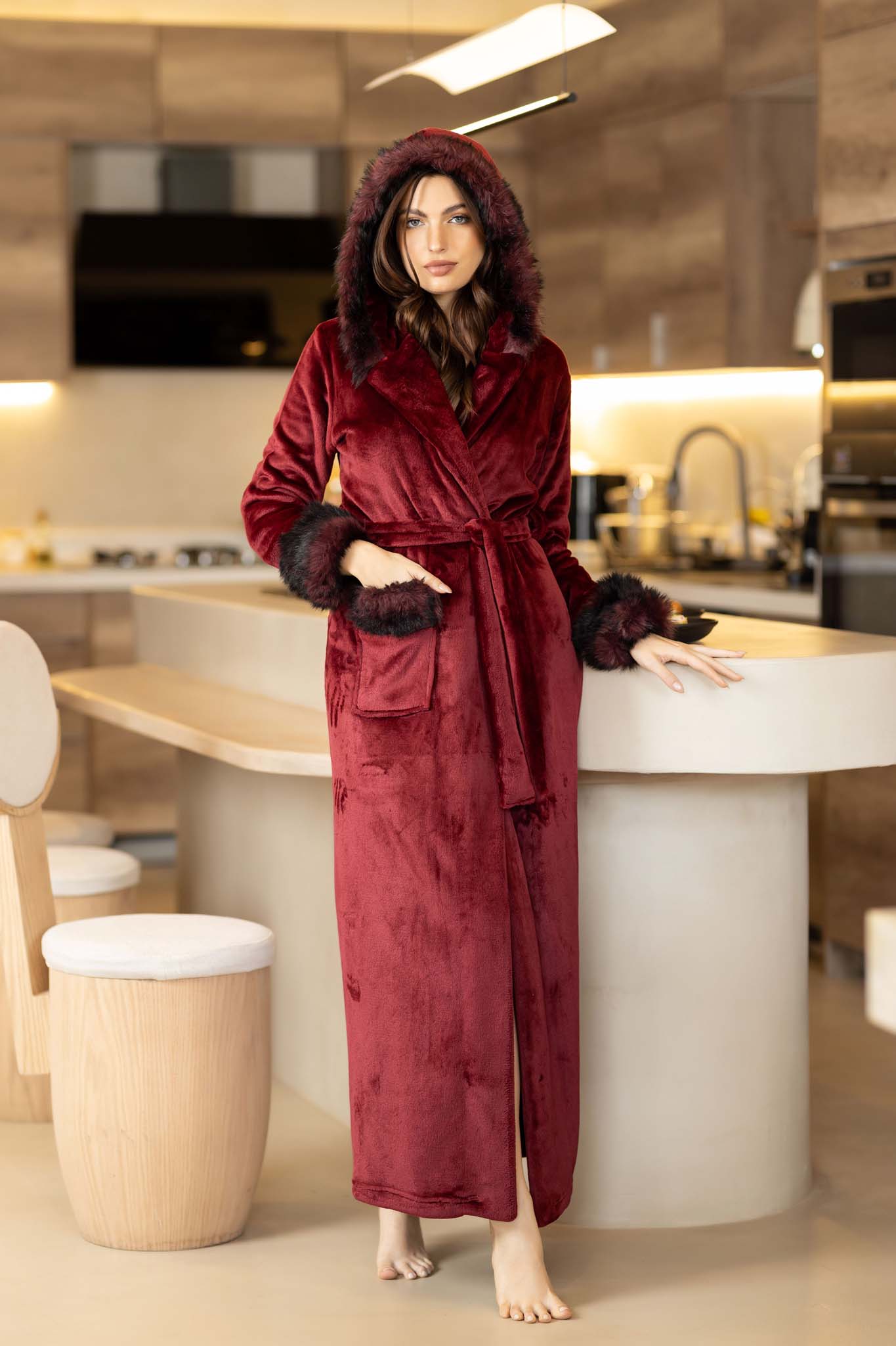 رداء فاخر طويل من الفرو الصناعي مع غطاء للرأس لأمسيات الشتاء الأنيقة.