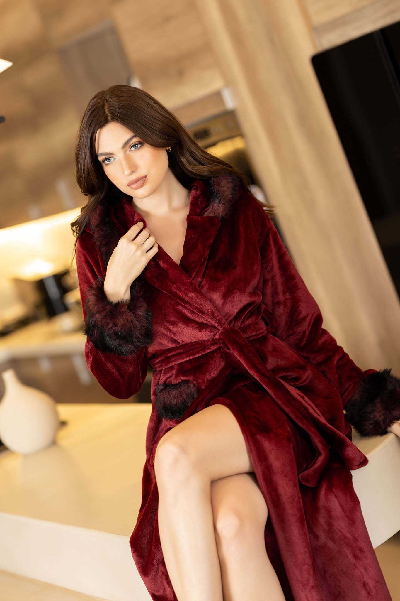 رداء فاخر طويل من الفرو الصناعي مع غطاء للرأس لأمسيات الشتاء الأنيقة.