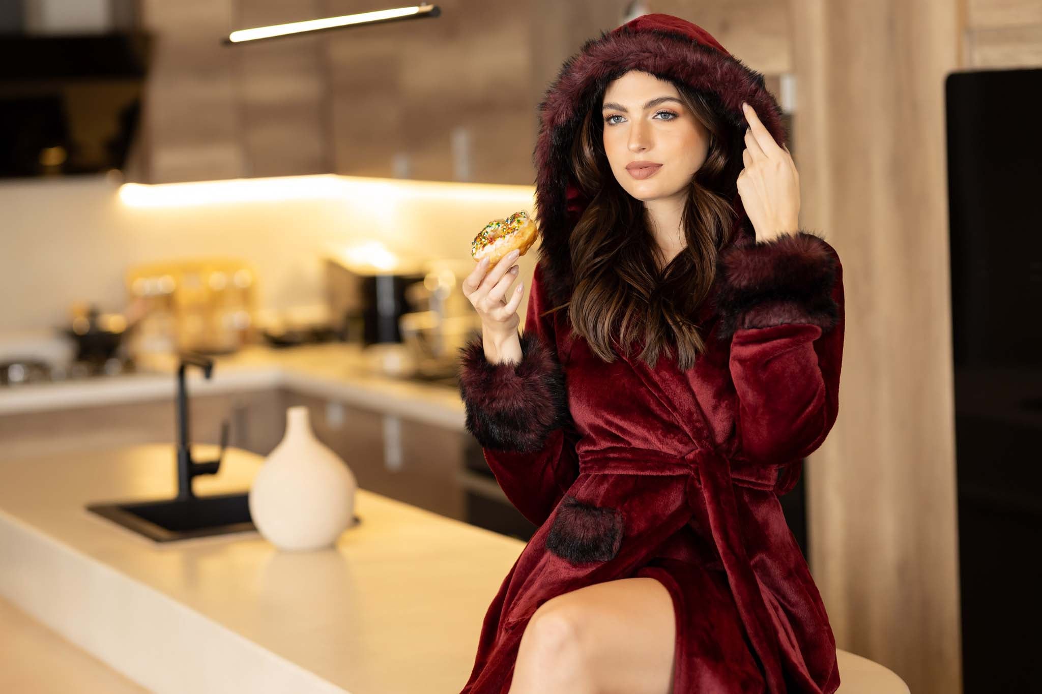 رداء فاخر طويل من الفرو الصناعي مع غطاء للرأس لأمسيات الشتاء الأنيقة.